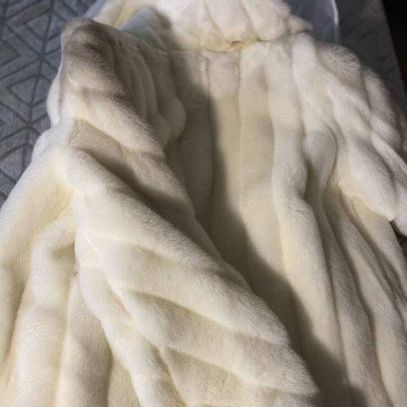 Monterey Fashions White Faux Fur. Vintage piece. - Picture 8 of 15
